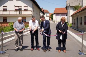 Odprtje ceste Sl vas - StR 30062020, prerez traku, castni obcan F Bartolj, zupan A M Kostelec, drzavni sekretar A Mihelic, vd dir DRSI L Herga, foto